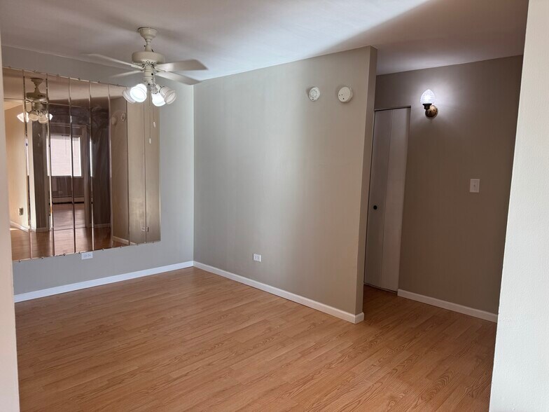 Building Photo - 252 Shorewood Dr