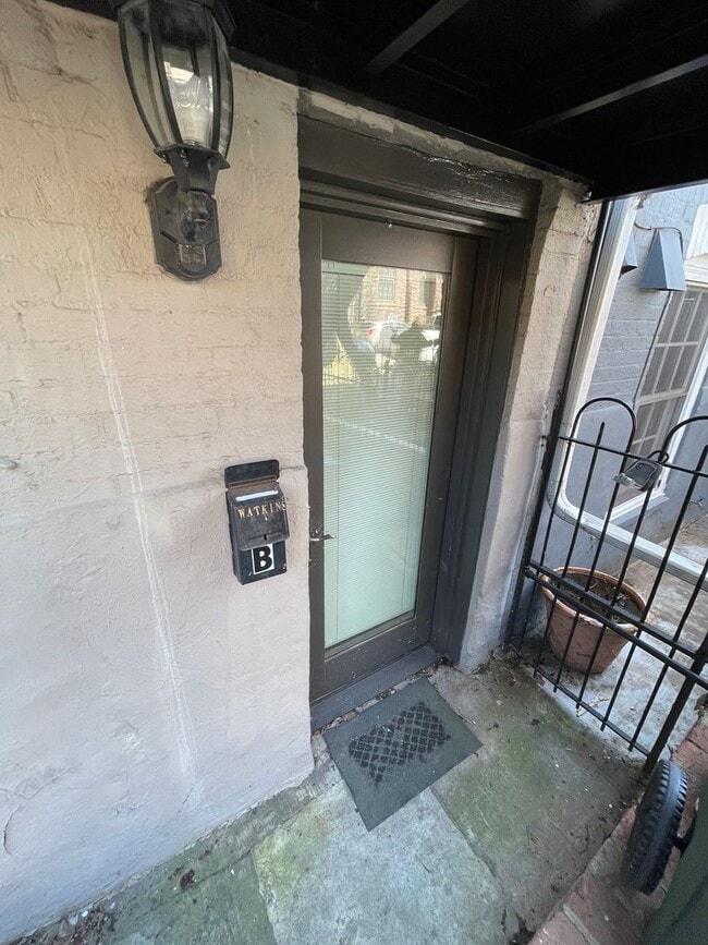 Building Photo - Fully Furnished English Basement near Capi...