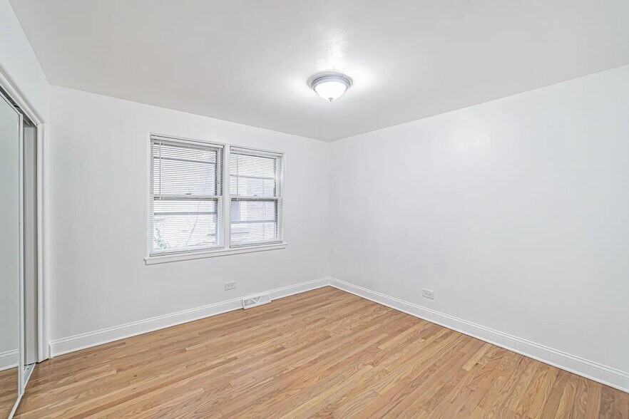 Building Photo - 7530 N Oakley Ave