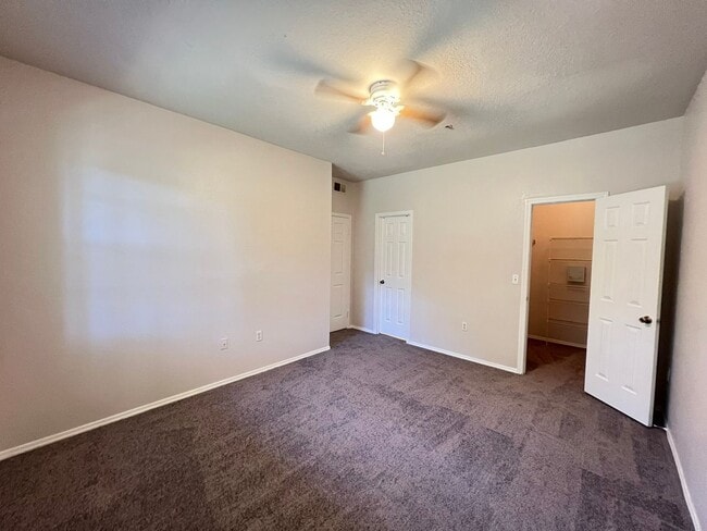 Building Photo - Spacious 1/1 condo!