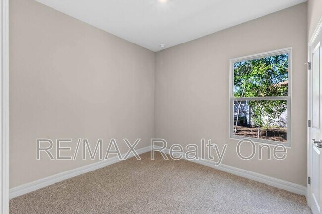 Building Photo - 457 E Panama Dr
