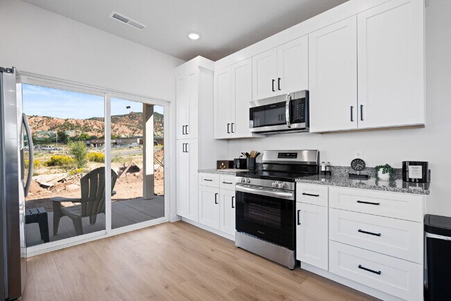 Building Photo - "Spacious & Stylish 3-Bedroom 2 bath Furnished Haven in Cedar City – Your Perfect Home Awaits!"