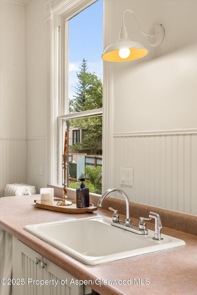 Building Photo - 500 W Francis St