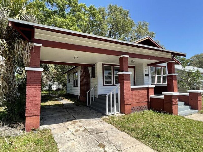 Building Photo - 827 19th Ave S