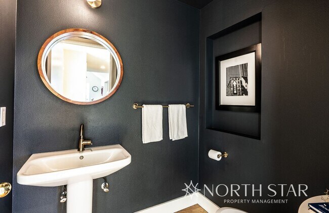 Building Photo - Stunning Views Close in NW Portland