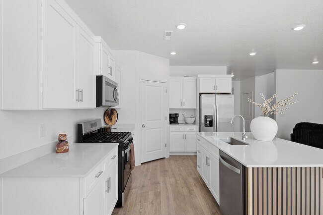 Building Photo - Extra Space, Extra Comfort! 5 Bedroom Home With Bonus Den in Long Valley!