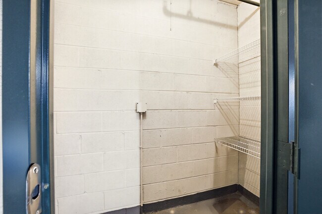 Building Photo - 650 S River Rd