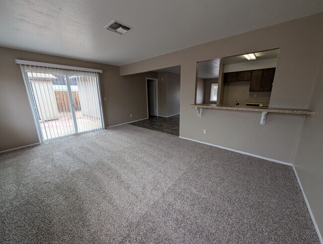 Building Photo - 3 bedroom 2 Bathroom Home