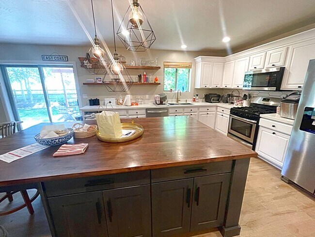Building Photo - Family Friendly Trailside Home