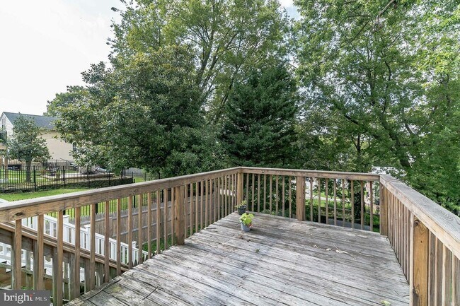 Building Photo - Spacious 3-Bedroom Home with Deck and Bonu...
