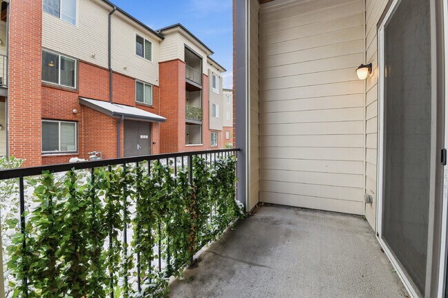 Building Photo - $1,640.95, 2-bed, 2-bath condo located in Aurora.