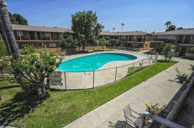 Building Photo - Dudley Manor