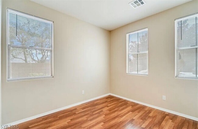 Building Photo - 2406 Paveene Ave