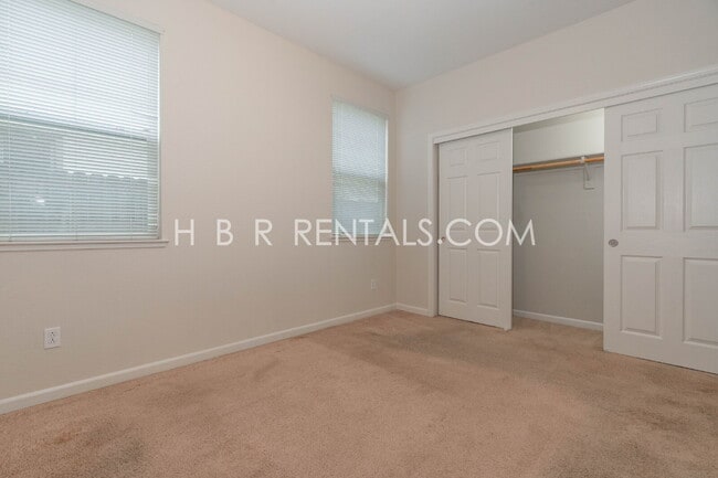 Building Photo - South Tracy 4-Bed Home with First-Floor Bedroom