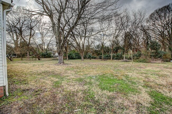 Building Photo - 824 Hamrick St