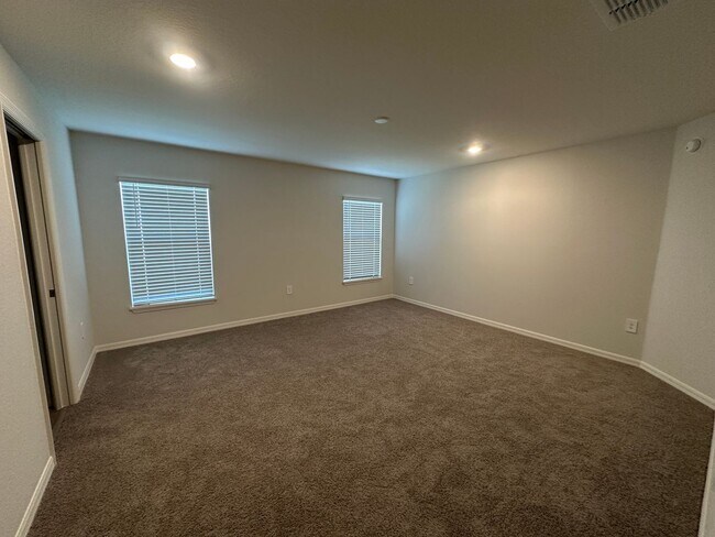 Building Photo - 4 Bedroom 2 Bathroom in Winter Haven