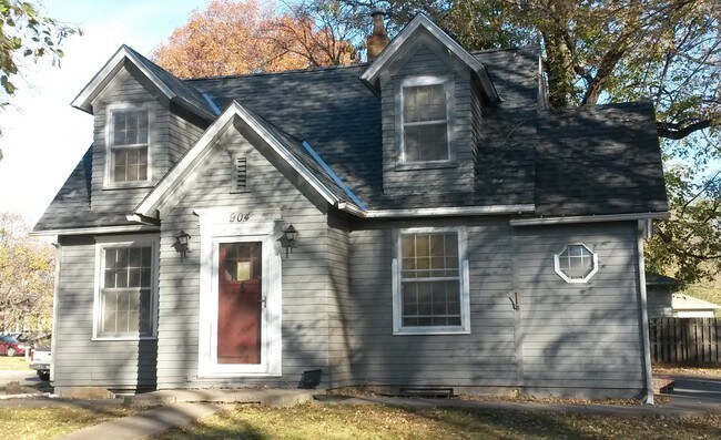 Building Photo - 904 E 17th St