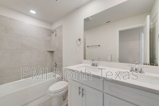 Building Photo - 717 Amenduni Ln