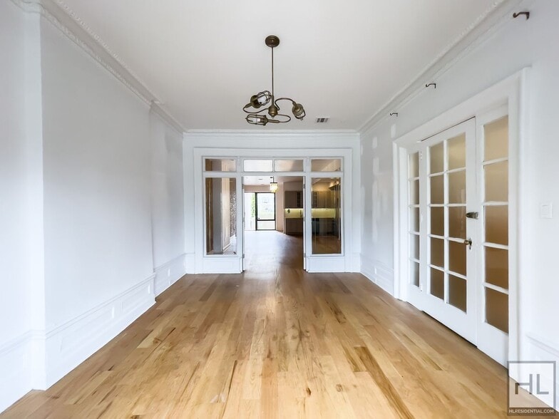 Building Photo - EASTERN PARKWAY / Spacious 4-Bed, 3-Bath D...