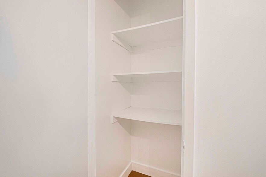 Building Photo - 5844 W 88th St