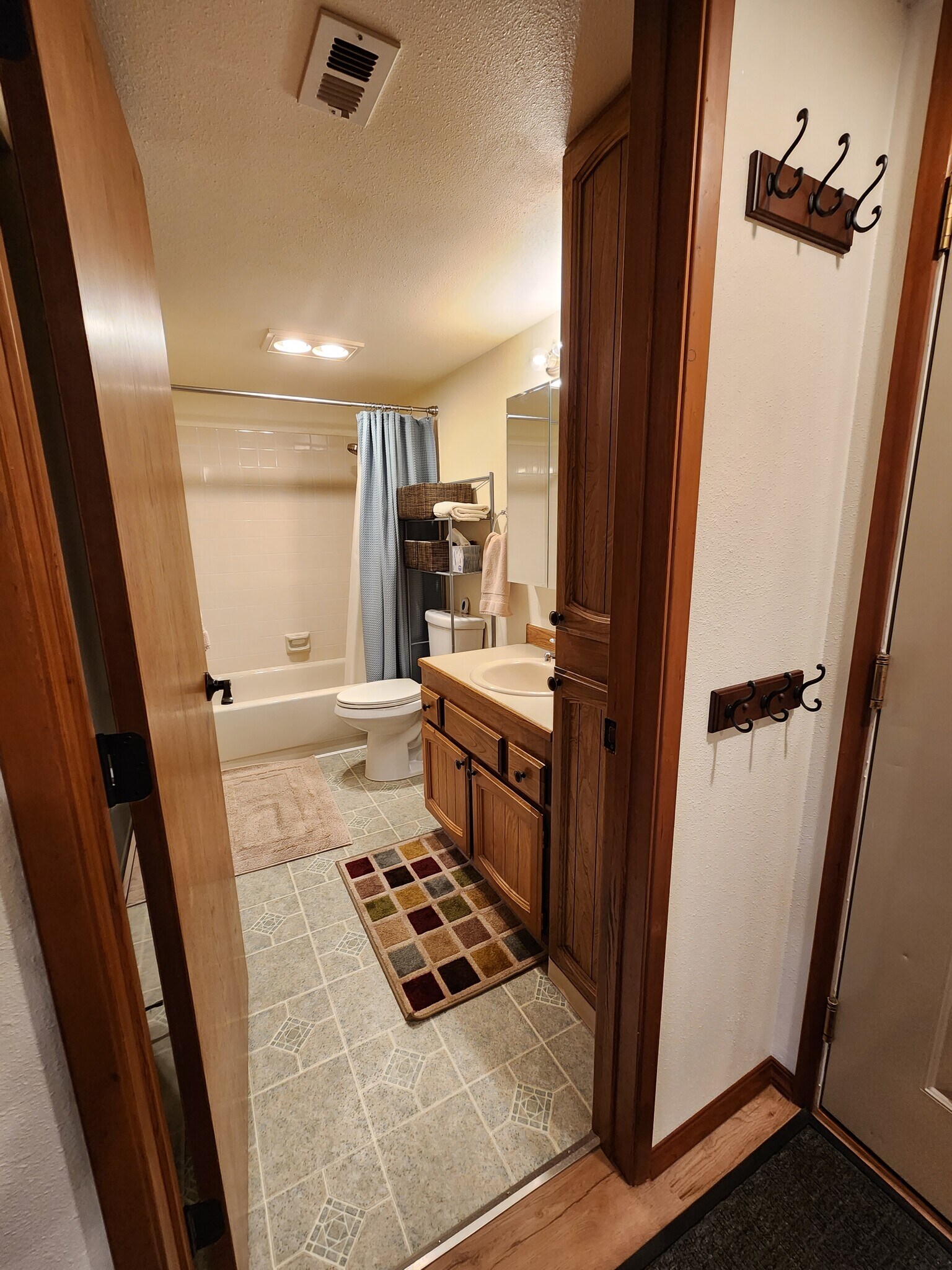 Beautiful spacious bathroom - 9645 Independence Dr