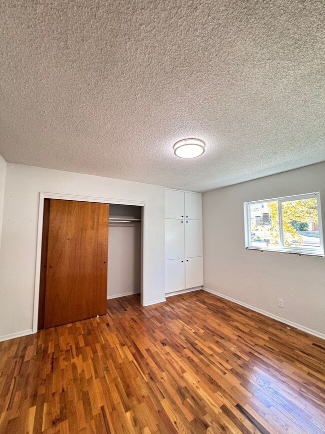 Building Photo - Charming 2-Bedroom Home with Spacious Back...