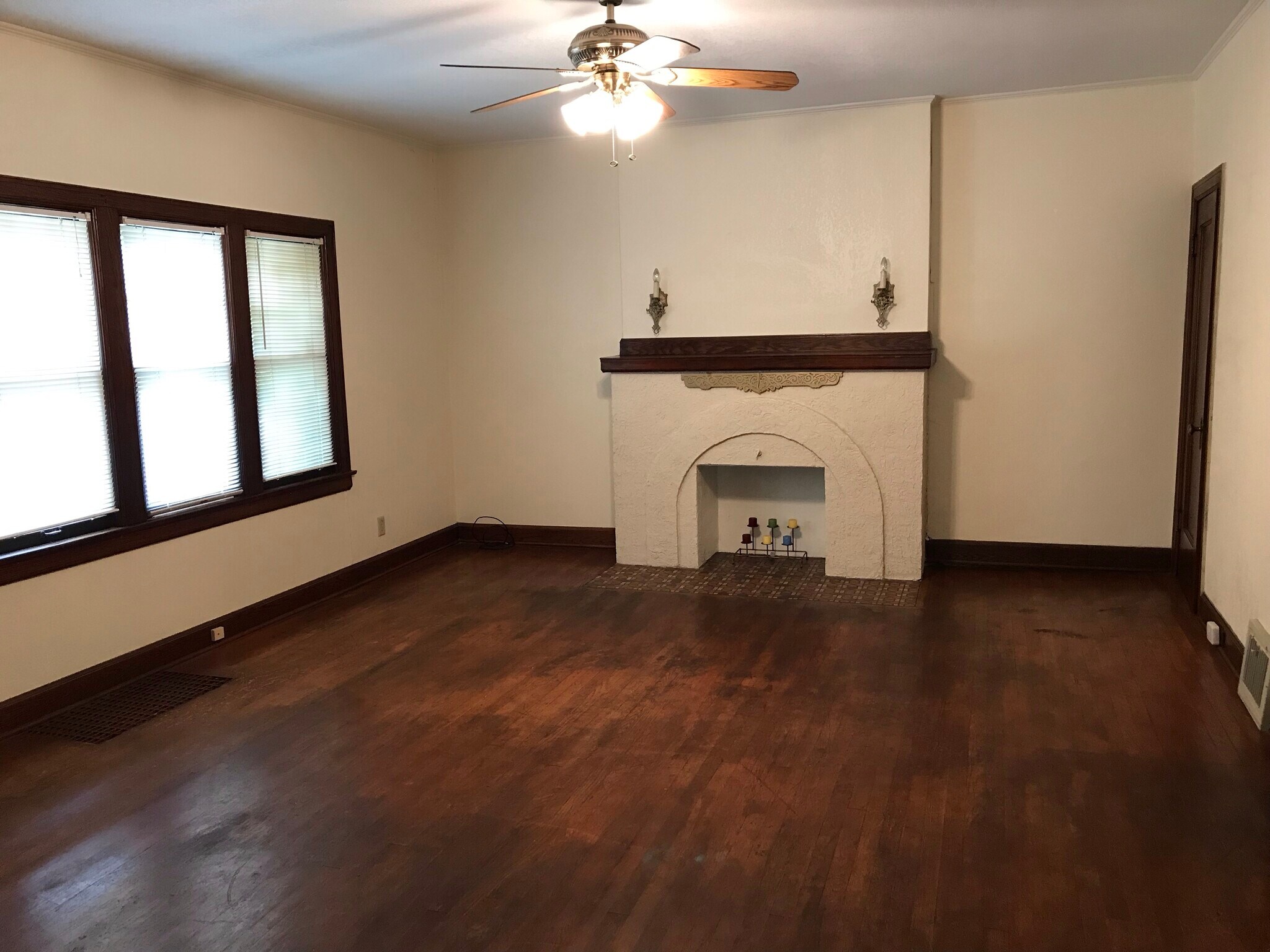 Building Photo - 3626 East 1st Street North