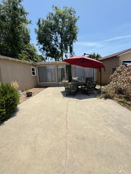 Patio with free patio furniture - 6664 Ensign Ave