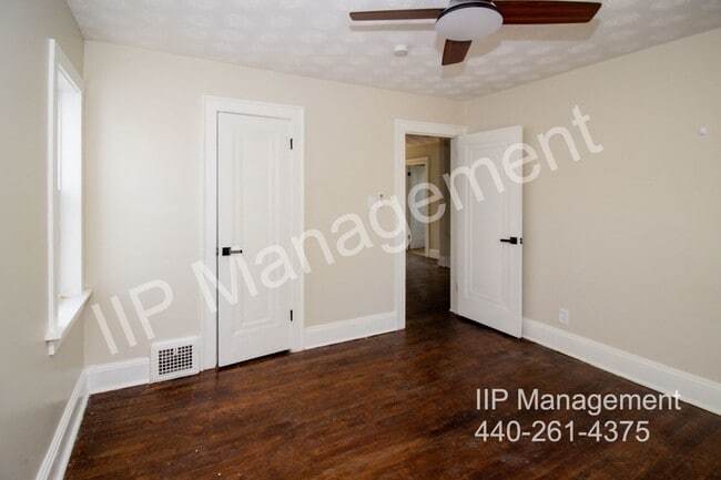 Building Photo - 2127 Rossmoor Rd