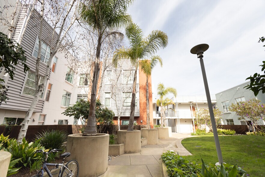 Building Photo - 451 Kansas St