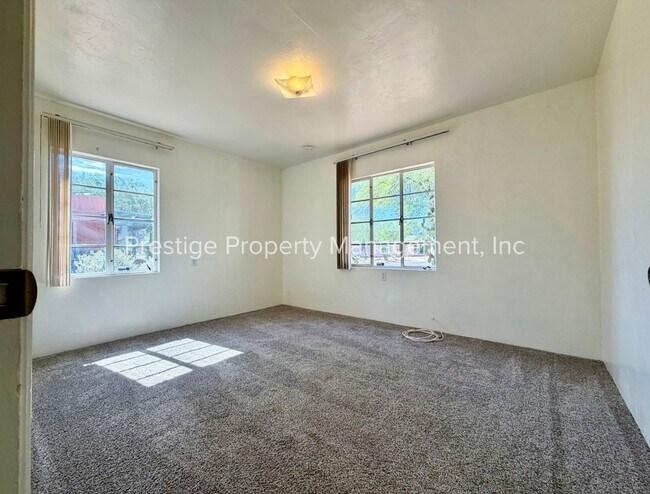 Building Photo - Spacious With Vintage Charm- 2/1 Centrally Located and Waiting For You!