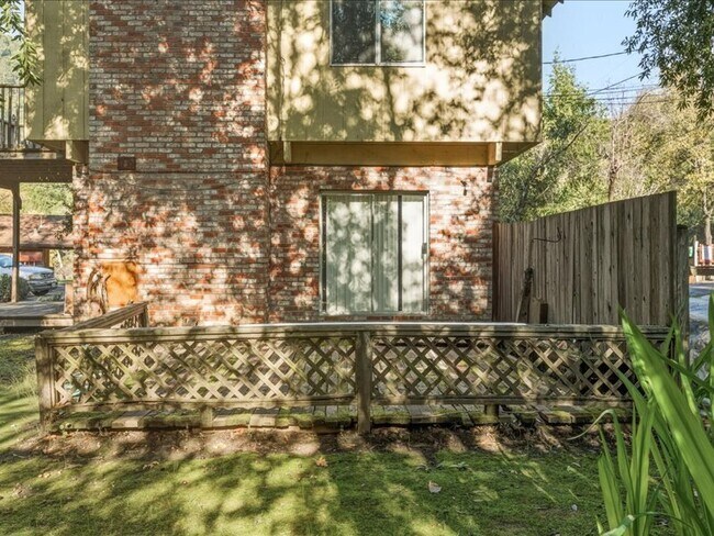 Building Photo - 1863 Bailhache Ave