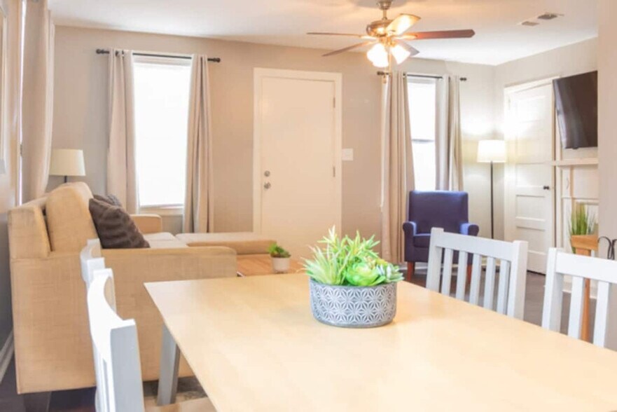 Building Photo - 3912 Crestview Dr