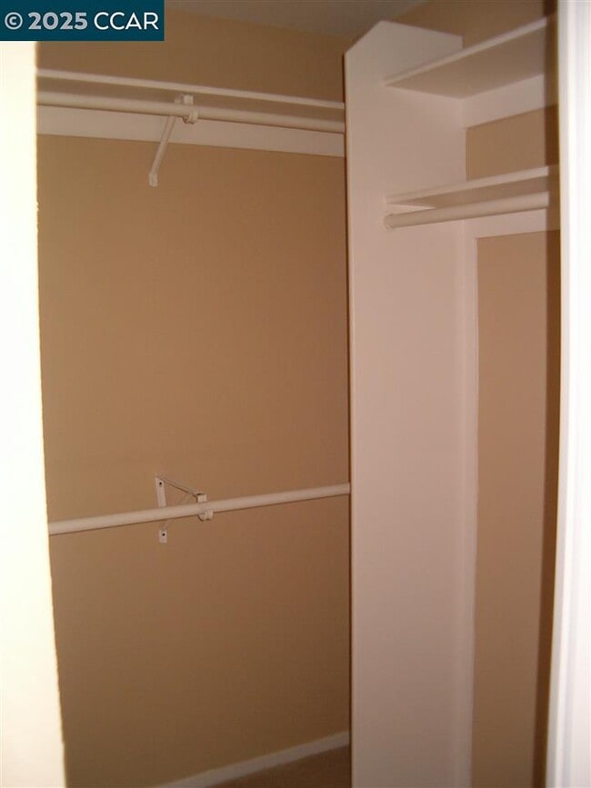 Building Photo - 120 Reflections Dr