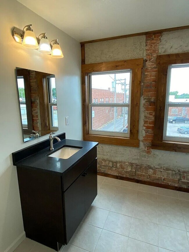 Building Photo - 114 E Harrison St