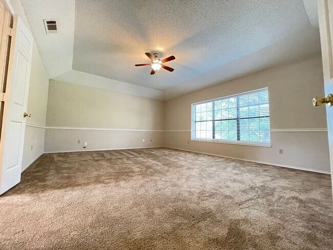 Building Photo - 4 Bed 2 Bath