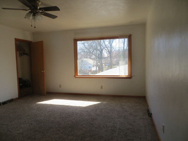 Building Photo - 1107 W Maple Ave S