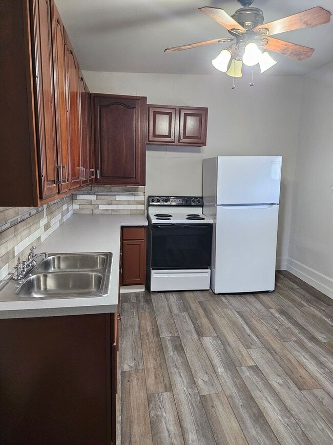 Building Photo - 2 bed apartment with a private back porch