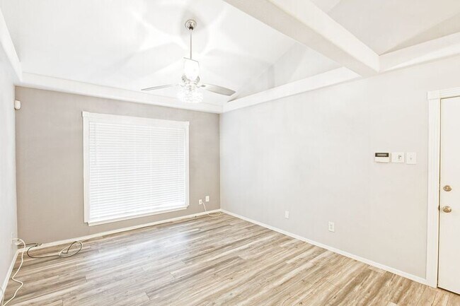 Building Photo - 10590 High Hollows Dr