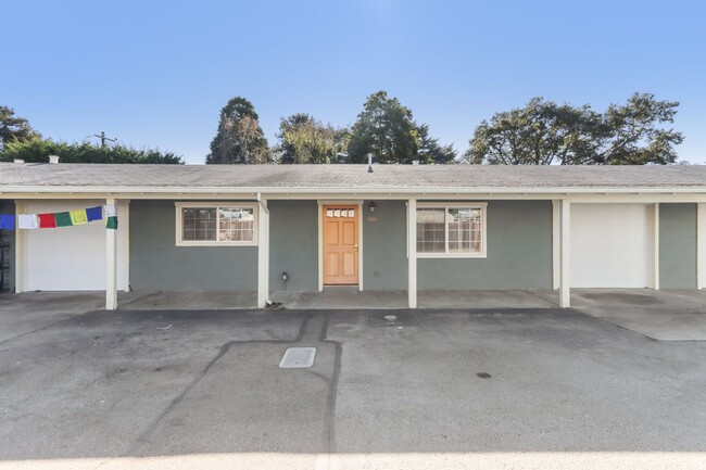 Building Photo - 2 Bed 1 Bath- Santa Cruz With Garage