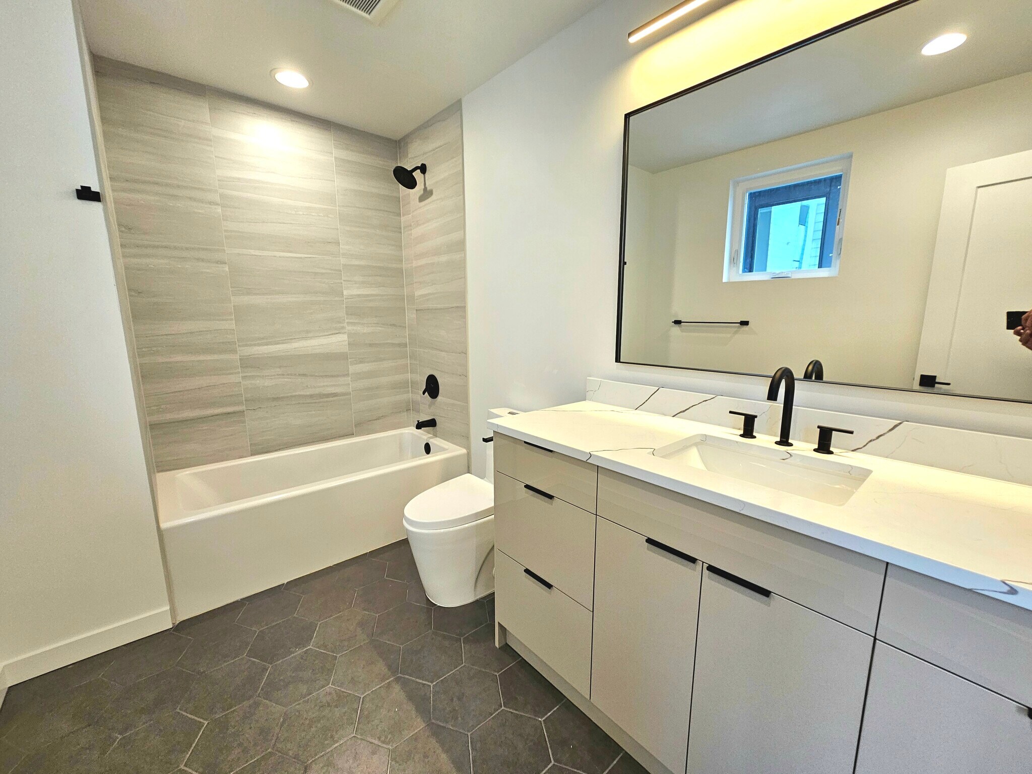 Building Photo - 922 16th Ave