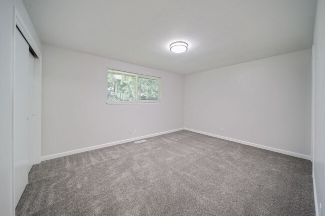 Building Photo - Classic rambler has 3 bedrooms, 1.75 baths, North Thurston School District
