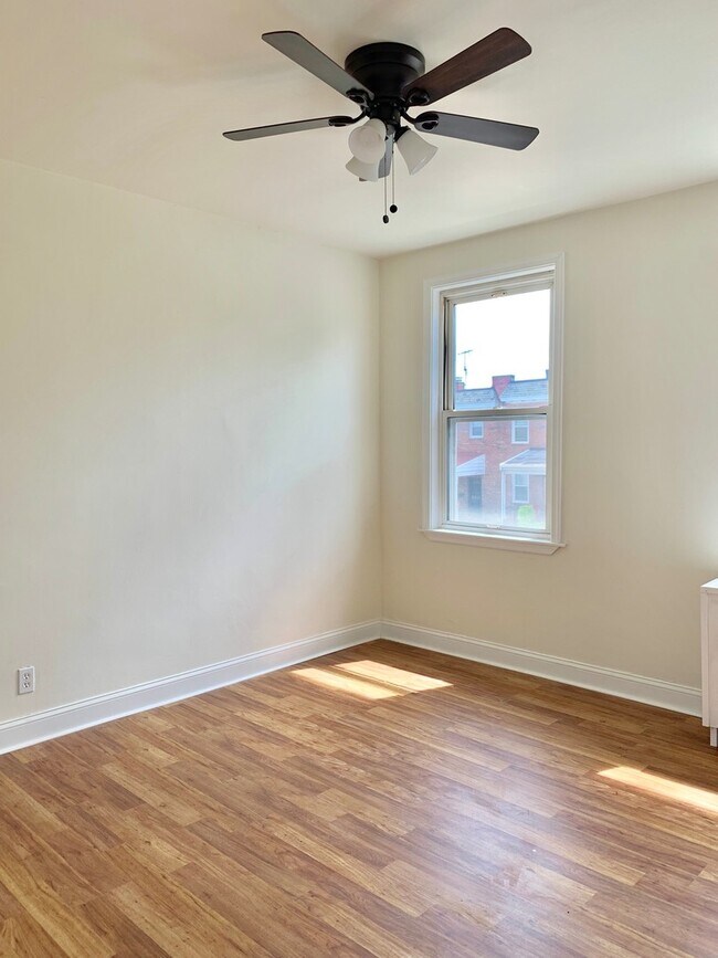Building Photo - Bright Porch Front Home in East Baltimore