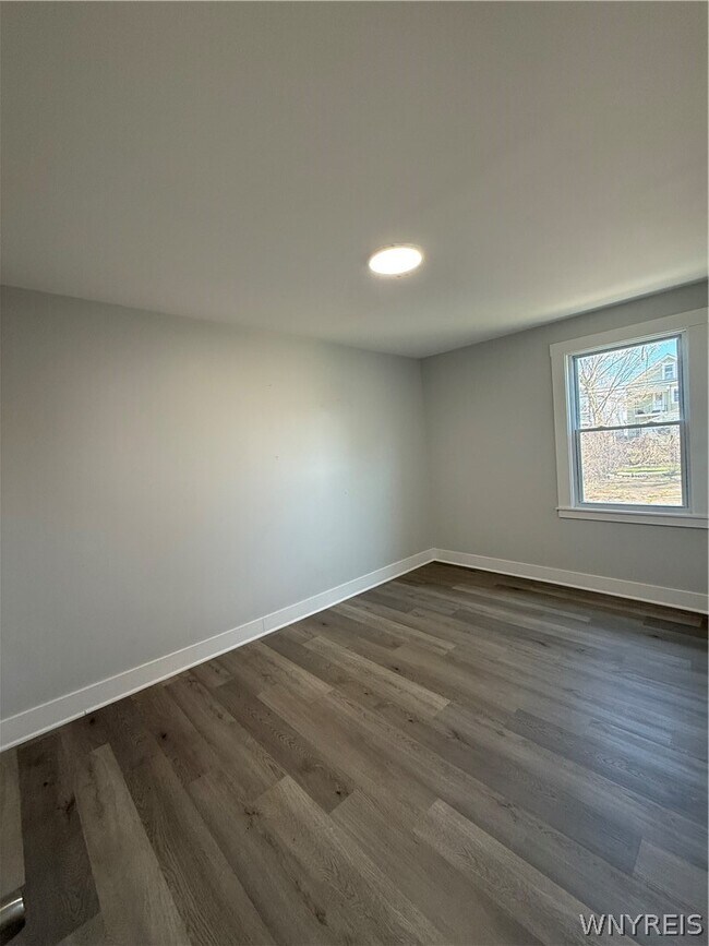 Building Photo - 301 Crestwood Ave