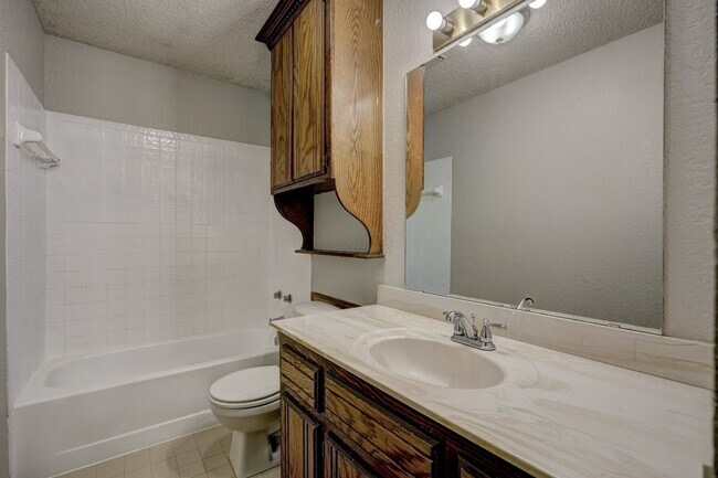 Building Photo - 4 bed, 2 bath home in Edmond