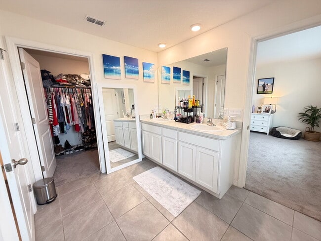 Building Photo - Spacious 4-Bedroom Home with Granite Count...