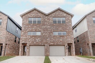Building Photo - Brand New Townhomes in Bentonville!