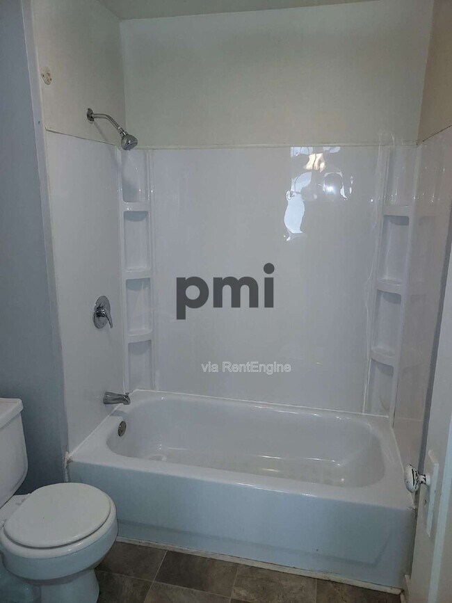 Building Photo - 1312 E Olive St