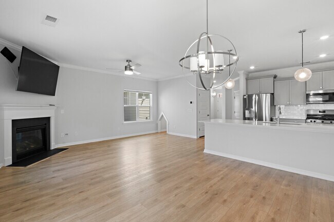 Building Photo - 837 Peony Ln