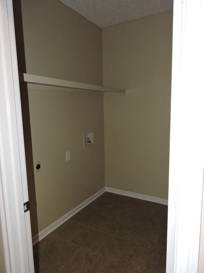 Building Photo - Great 3 Bedroom, 2 Bath Home - No Carpet